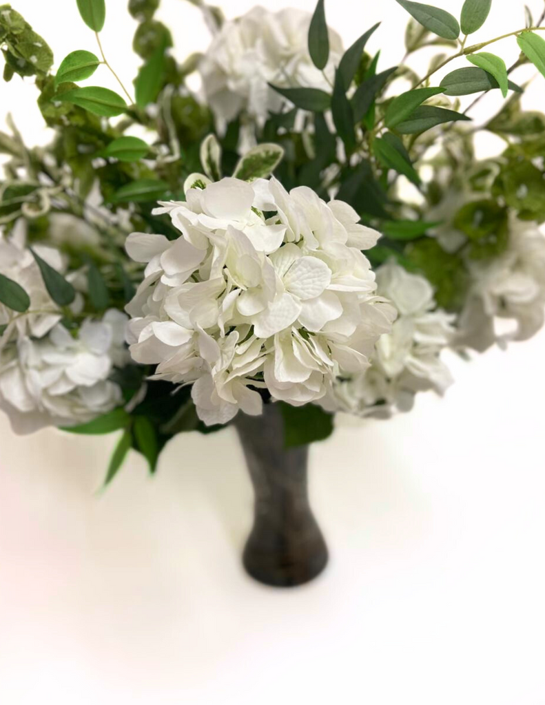 Arreglo Floral con Hidrangeas Blancas Artificial en Florero de Vidrio con Agua Acrílica