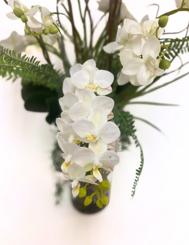 Orquideario con Mini Phalaenopsis y Follajes Artificiales en Florero de Vidrio con Agua Acrílica