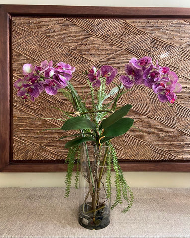 Orquideario con Phalaenopsis Moteada con Follajes Artificiales en Cilindro de Vidrio con Agua Acrílica