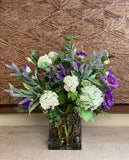 Arreglo Floral 3/4 con Snowsball y Lisianthus Artificiales en Base de Vidrio