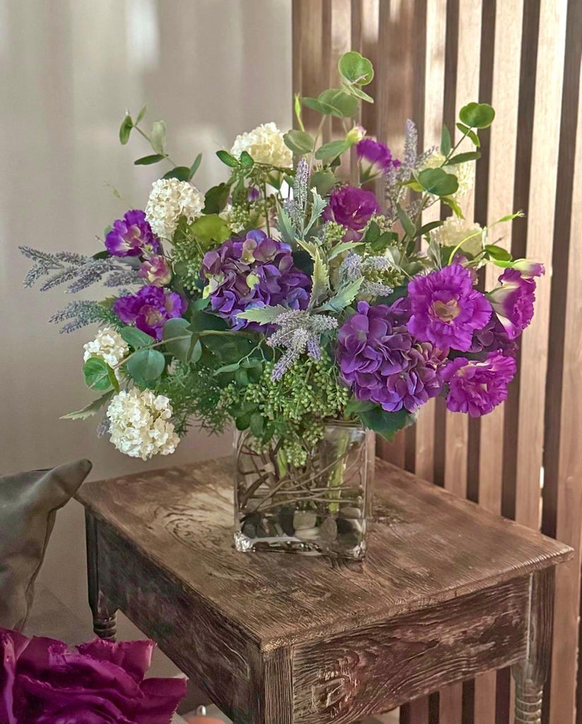 Arreglo Floral con Hidrangeas, Lisianthus y Snowball Artificiales en Base de Vidrio