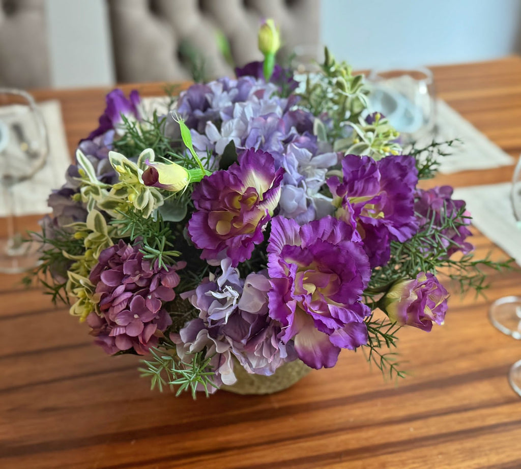 Centro de Mesa de Lisianthus e Hidrangeas con Follajes Artificiales en Base Tipo Cantera