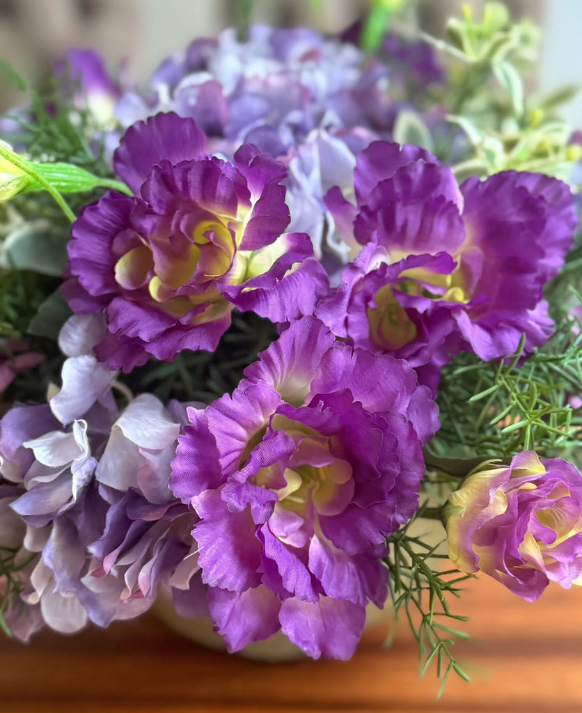 Centro de Mesa de Lisianthus e Hidrangeas con Follajes Artificiales en Base Tipo Cantera