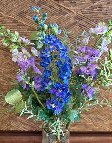 Arreglo Floral con Delphinium Azul y Lila Artificiales en Cilindro de Vidrio con Agua Acrílica