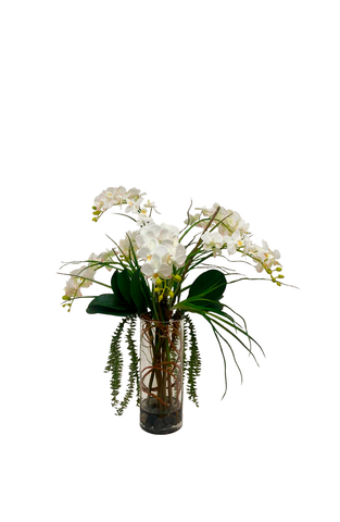 Orquideario con Mini Phalaenopsis Blancas y Follajes Artificiales en Florero de Vidrio con Agua Acrílica